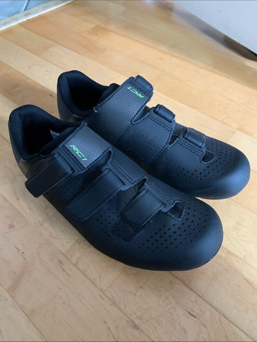 Shimano Men's Black Athletic Cycling Shoes with Subtle Green Accents